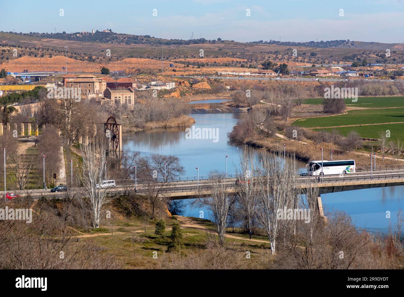 Tolède, Espagne - 17 février 2022: Voitures passant par le pont sur le Tage à Tolède. Banque D'Images