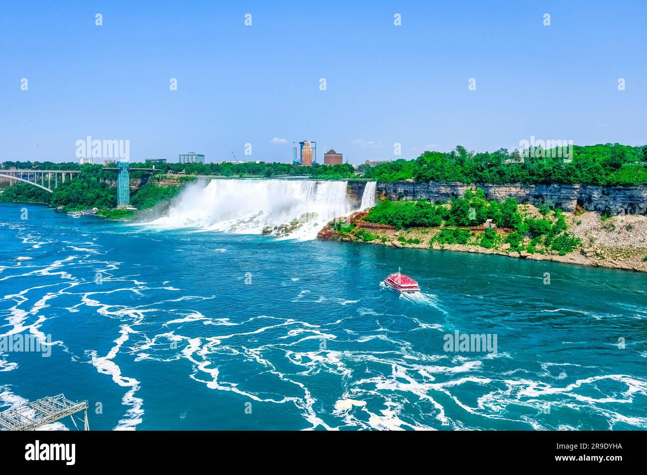 Chutes du Niagara, Ontario, Canada - 17 juin 2023 : bateau-tour ou petits bateaux transportant des passagers dans la rivière Niagara. Le trajet est une attraction touristique Banque D'Images