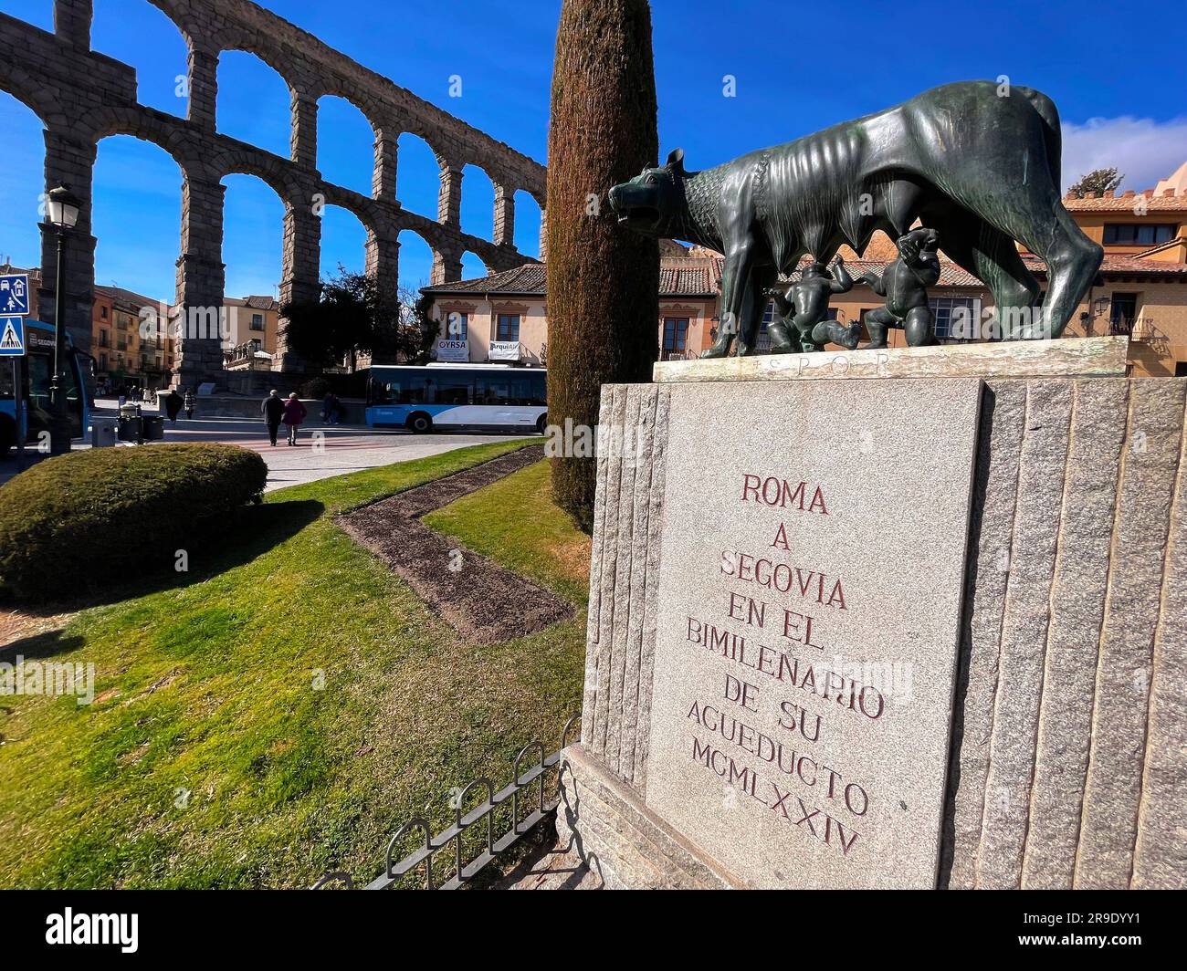 Ségovie, Espagne-18 février 2022 : statue du loup du Capitole sous l'aqueduc romain de Ségovie. La statue symbolise Rome et l'Empire romain. Banque D'Images