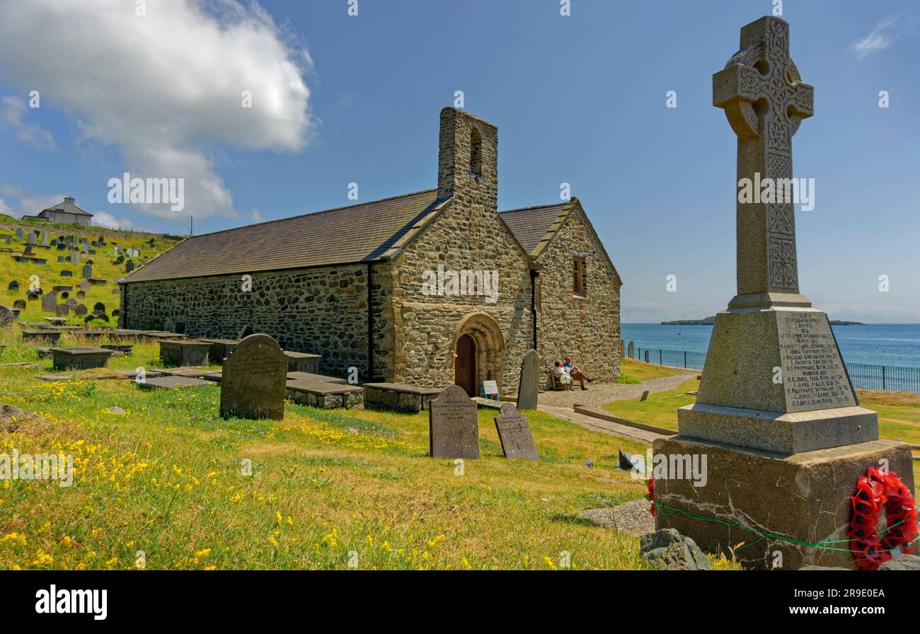 L'église de St Hywyn à Aberdaron front de mer sur la Llyn ou Lleyn Peninsula, au nord du pays de Galles, Royaume-Uni. Banque D'Images