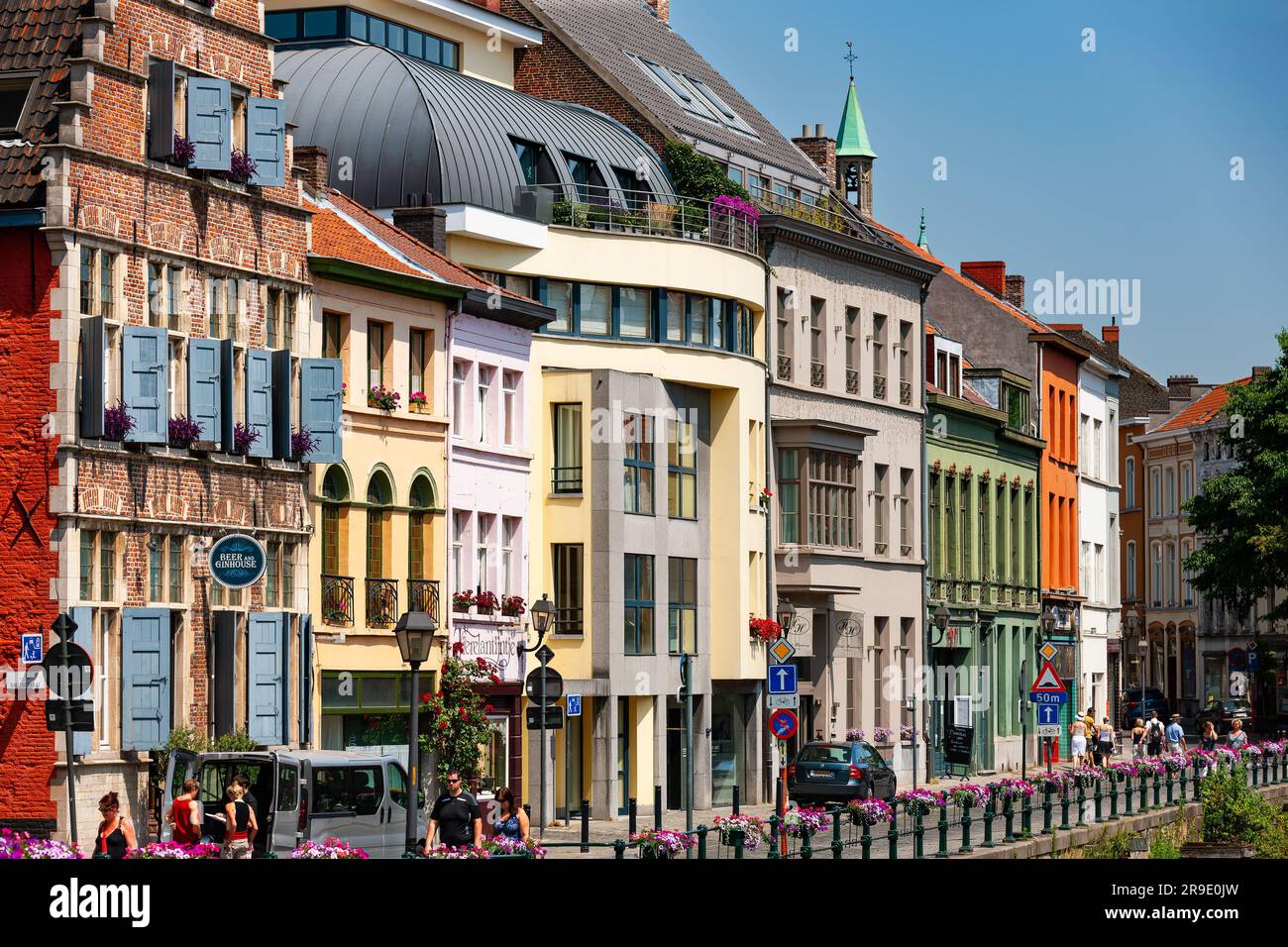 Gand, Belgique - 10 juillet 2010 : boutiques et bâtiments le long de Kraanlei, rive ouest de la Laie. Banque D'Images