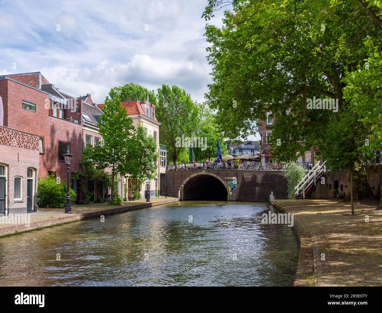 L'Oudegracht (Vieux Canal) à travers la ville historique d'Utrecht, pays-Bas, Europe. Banque D'Images