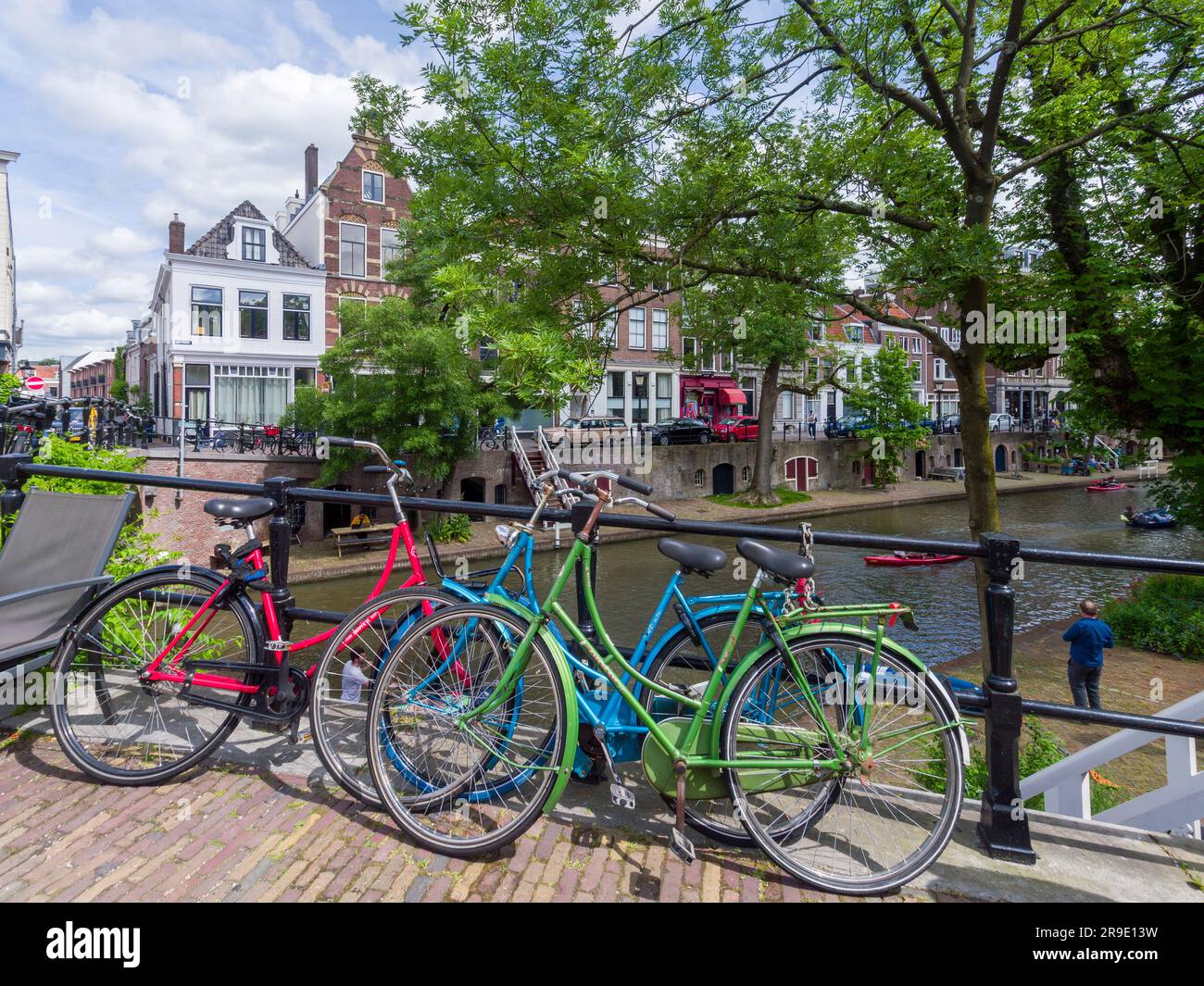 Vélos sur un pont au-dessus de l'Oudegracht (Vieux Canal) à travers la ville historique d'Utrecht, pays-Bas, Europe. Banque D'Images
