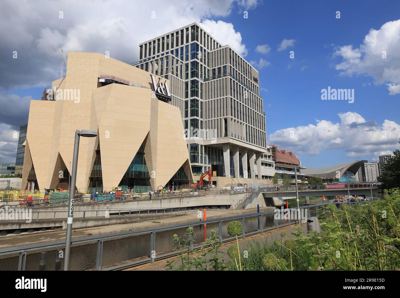 Construction sur la rive est du parc olympique Queen Elizabeth, où le quartier culturel s'appuiera sur l'héritage des Jeux avec de nouvelles maisons pour la BBC, Sadler's Wells, UCL, UAL's London College of Fashion et le V&A East Storehouse sur le front de mer de Stratford, à l'est de Londres, au Royaume-Uni Banque D'Images