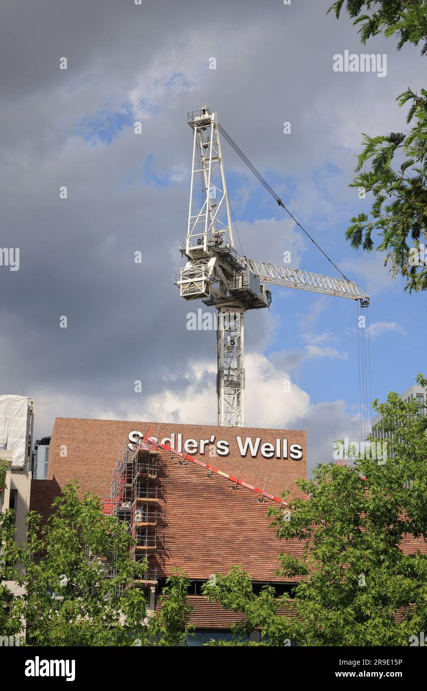 Construction sur la rive est du parc olympique Queen Elizabeth, où le quartier culturel s'appuiera sur l'héritage des Jeux avec de nouvelles maisons pour la BBC, Sadler's Wells, UCL, UAL's London College of Fashion et le V&A East Storehouse sur le front de mer de Stratford, à l'est de Londres, au Royaume-Uni Banque D'Images