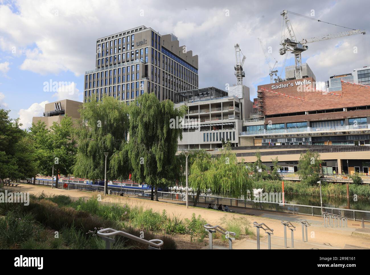 Construction sur la rive est du parc olympique Queen Elizabeth, où le quartier culturel s'appuiera sur l'héritage des Jeux avec de nouvelles maisons pour la BBC, Sadler's Wells, UCL, UAL's London College of Fashion et le V&A East Storehouse sur le front de mer de Stratford, à l'est de Londres, au Royaume-Uni Banque D'Images