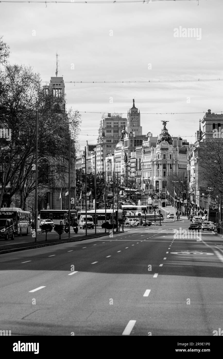 Madrid, Espagne - 16 FÉVRIER 2022 : Calle de Alcala, Madrid. Bâtiments historiques, palais, hôtels et voitures en mouvement. Banque D'Images