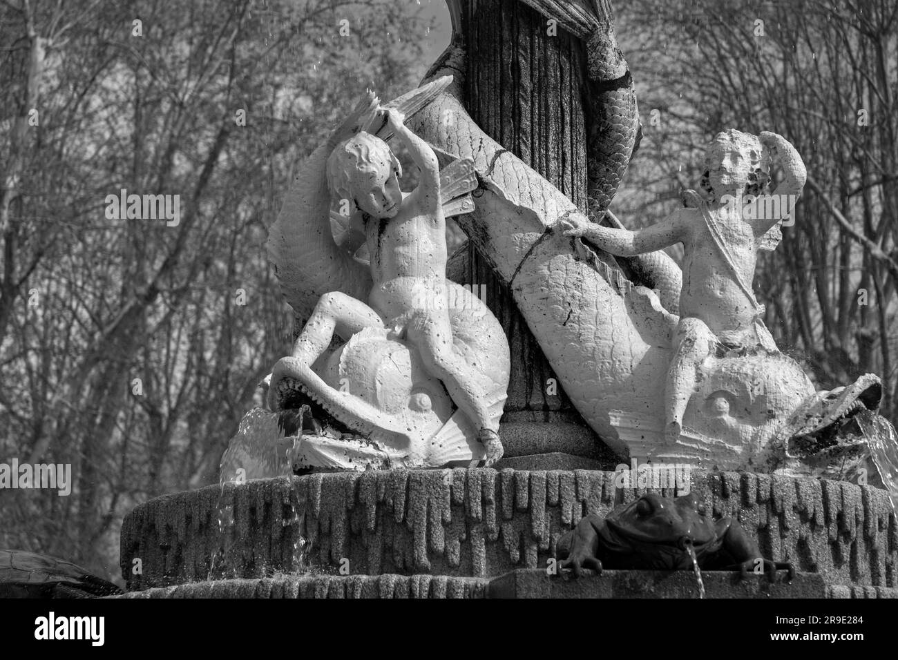 Madrid, Espagne - 16 FÉVRIER 2022 : Fontaine avec sculptures en pierre dans le parc Retiro, un grand parc urbain à Madrid, Espagne. Banque D'Images