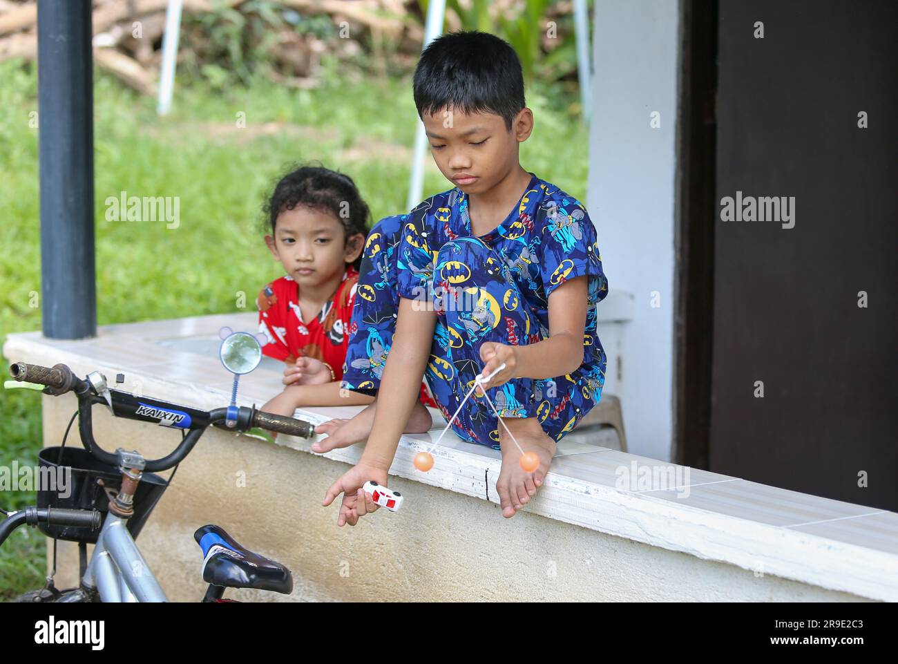 Les enfants jouant à Lato Lato aux Philippines, le jouet tendance qui crache les Philippins après les vidéos virales de TikTok, latto latto, jeu philippin, des papillotes Banque D'Images