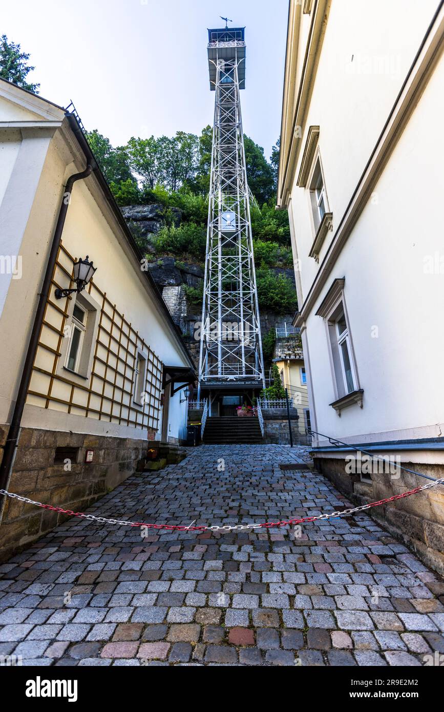 Un ascenseur historique vous emmène au-dessus de la ville de Bad Schandau. Construite en 1904 dans un style Art Nouveau et haute de 50 mètres, la tour en treillis métallique est une plate-forme d'observation à Bad Schandau, en Allemagne Banque D'Images