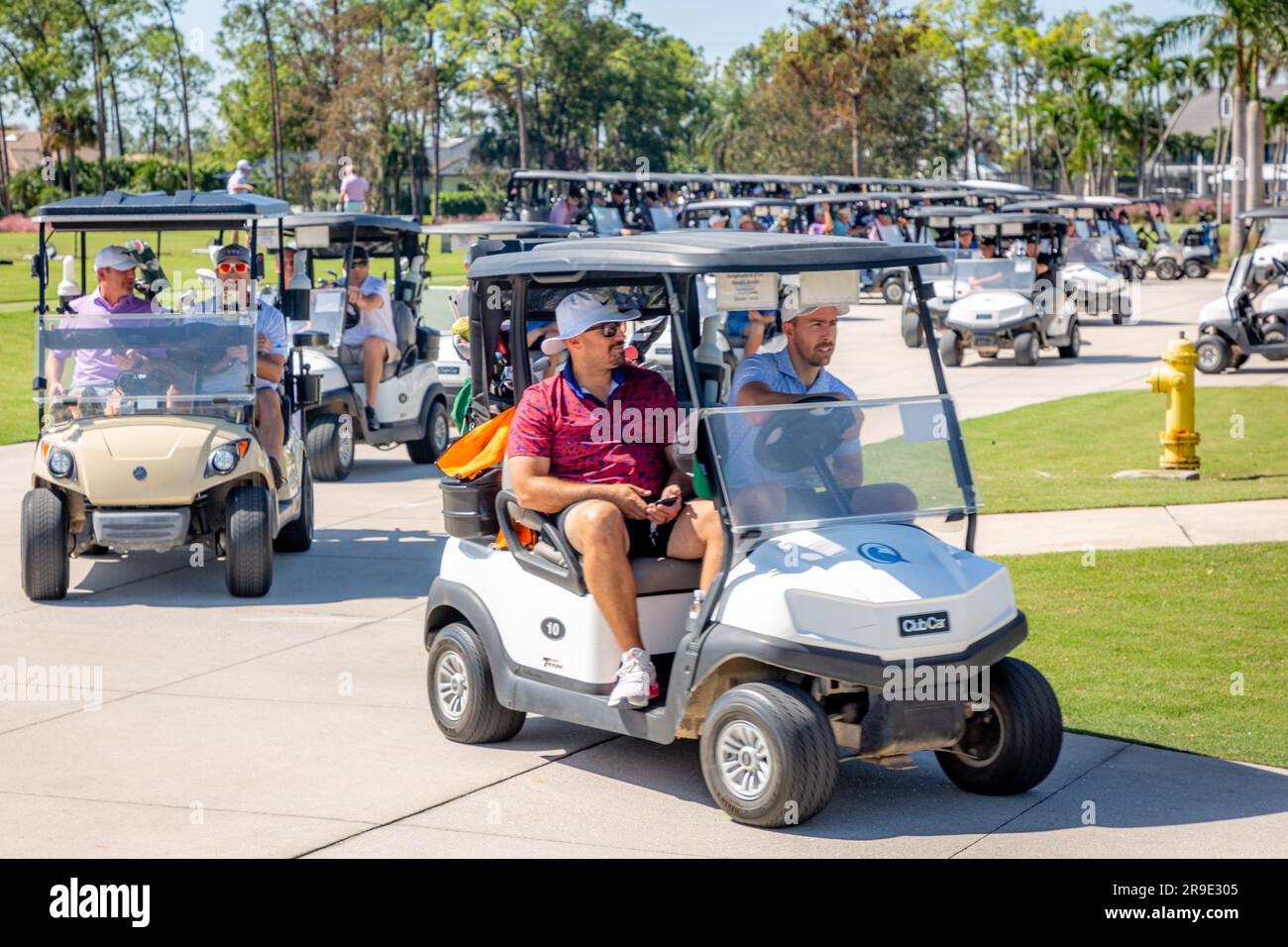 Les golfeurs se sont dirigés vers un tournoi de golf, Quail Creek Country Club, Naples, Floride, États-Unis Banque D'Images