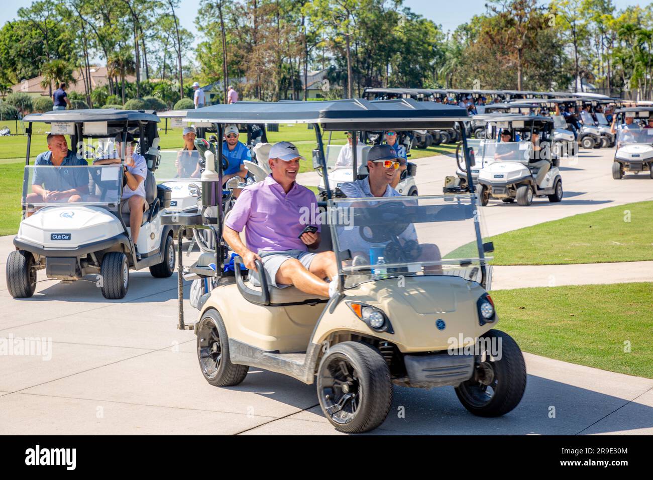 Les golfeurs se sont dirigés vers un tournoi de golf, Quail Creek Country Club, Naples, Floride, États-Unis Banque D'Images