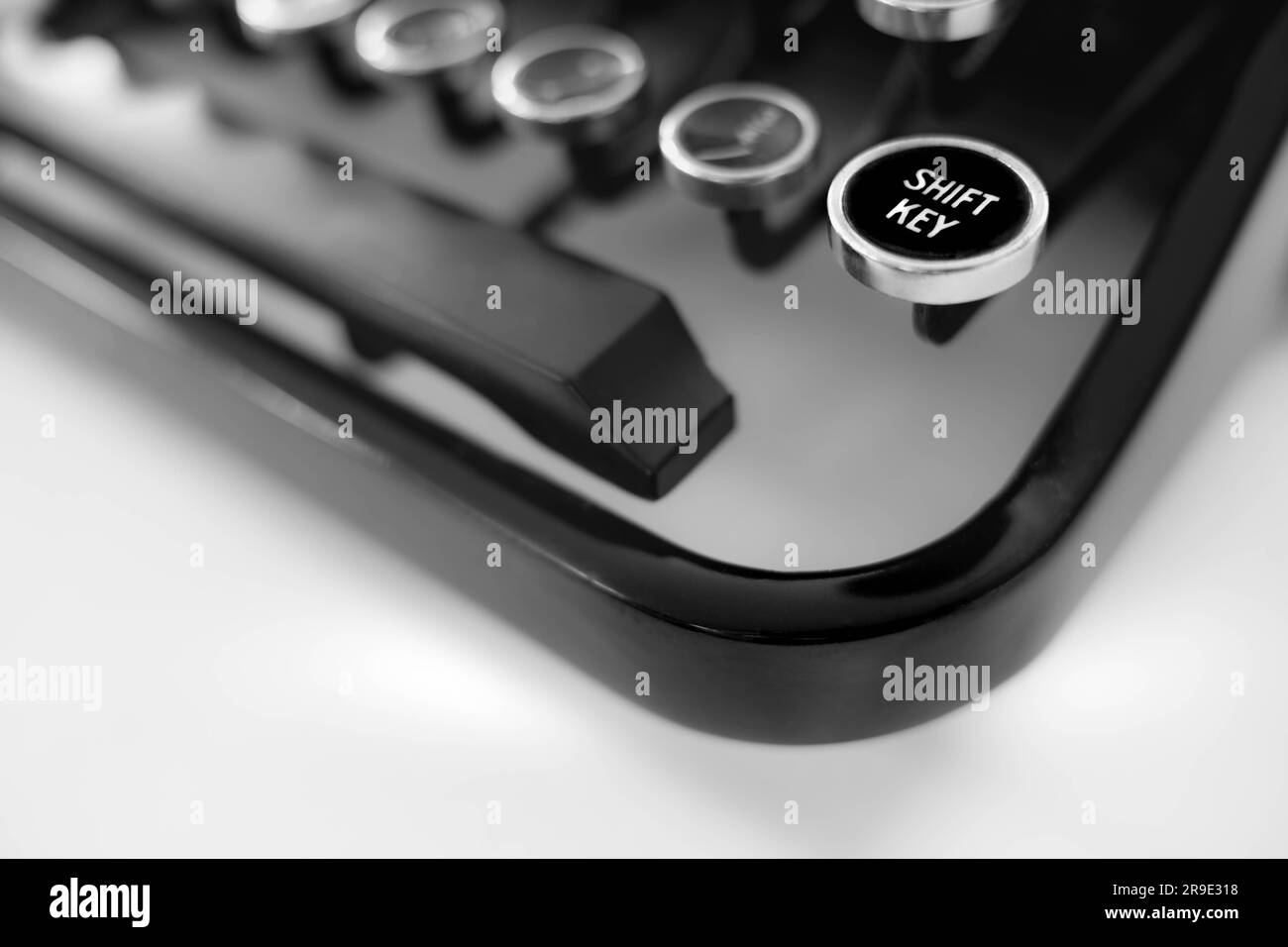 Touche Maj isolée de la machine à écrire en métal d'époque dans uup proche Banque D'Images