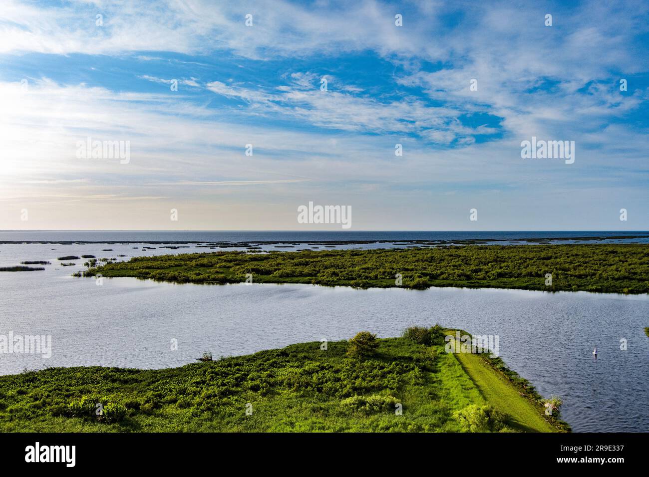 Vue aérienne sur le lac Okeechobee entouré d'une végétation luxuriante en Floride, aux États-Unis Banque D'Images