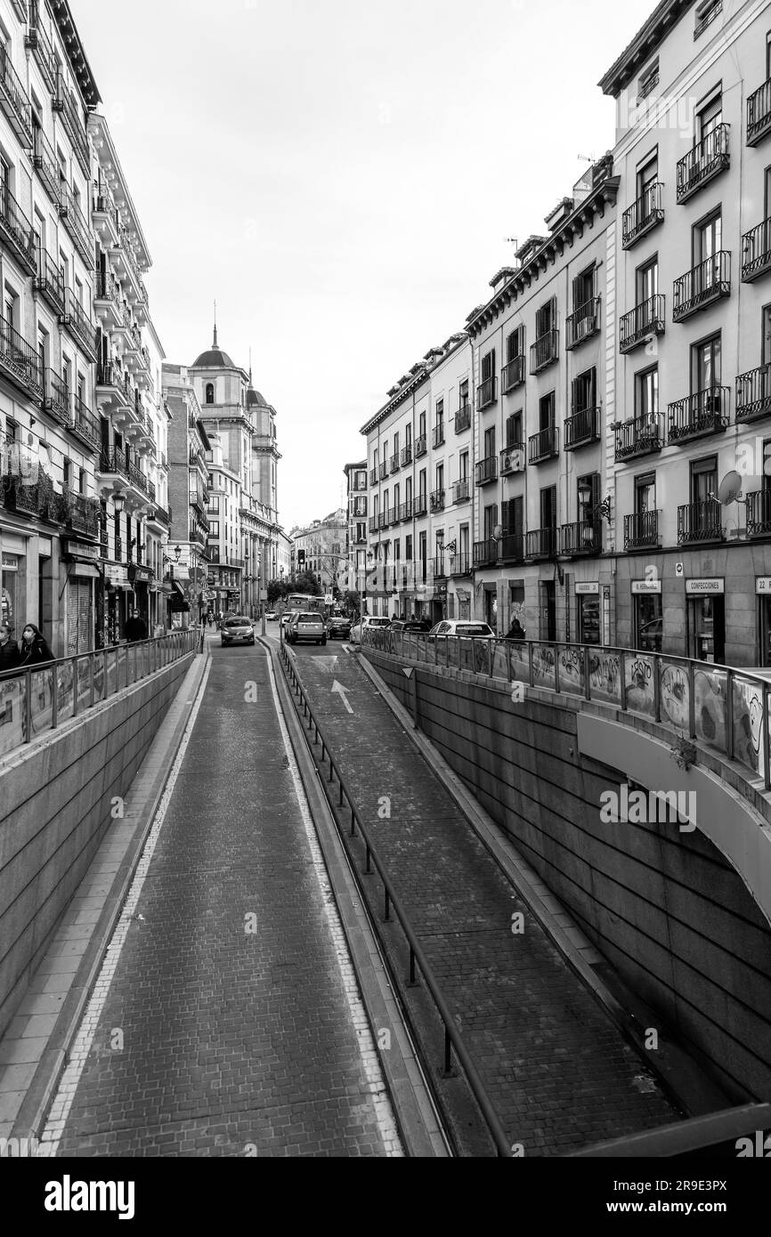 Madrid, Espagne - 16 FÉVRIER 2022 : architecture générique et vue sur la rue dans les rues centrales de Madrid, la capitale de l'Espagne. Banque D'Images
