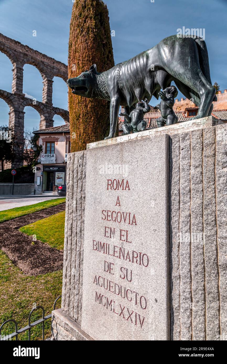 Ségovie, Espagne-18 février 2022 : statue du loup du Capitole sous l'aqueduc romain de Ségovie. La statue symbolise Rome et l'Empire romain. Banque D'Images