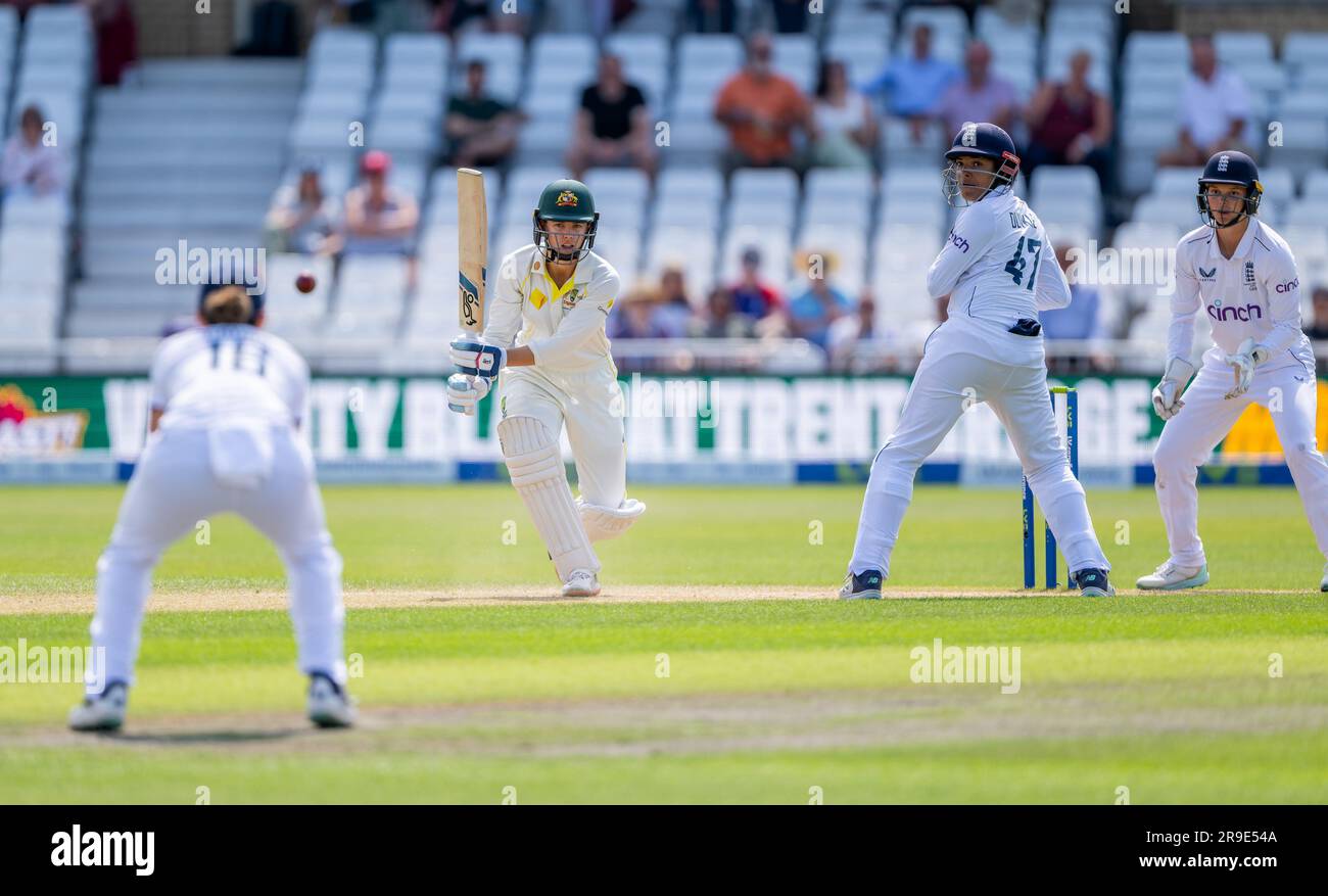 Phoebe Litchfield battant pour l'Australie contre l'Angleterre le quatrième jour de la série de tests de cendres pour femmes de 2023. Banque D'Images