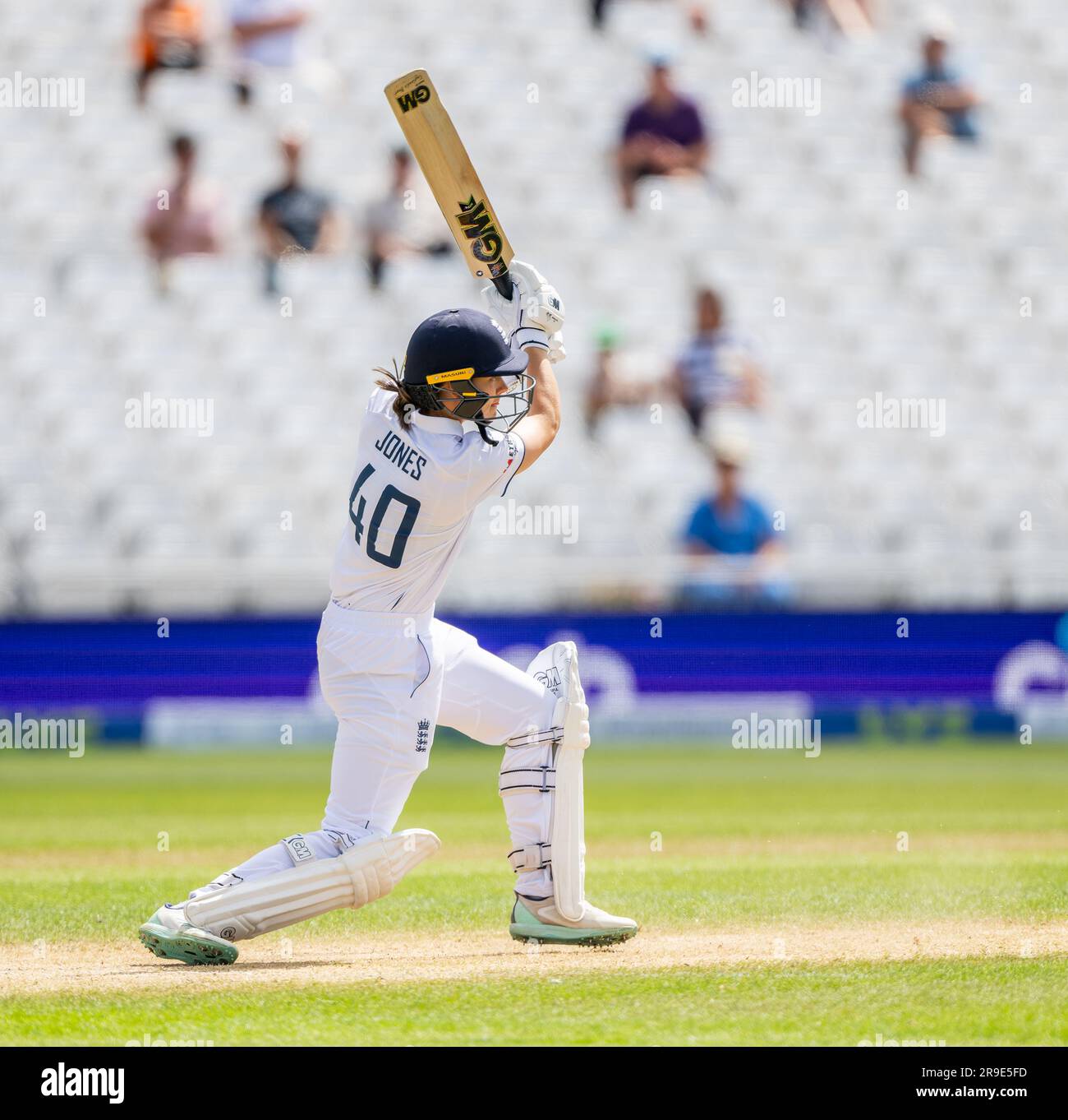 Amy Jones battant pour l'Angleterre contre l'Australie frappe un à la frontière le cinquième jour de la série de 2023 Women's Ashes Test. Banque D'Images