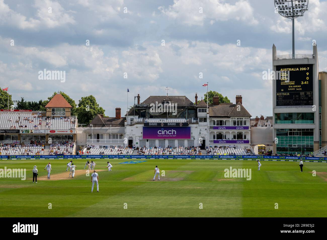 Vue générale du pont Trent avec le capitaine Alyssa Healy et Alana King qui battent pour l’Australie contre l’Angleterre le quatrième jour du test des cendres des femmes de 2023 Banque D'Images