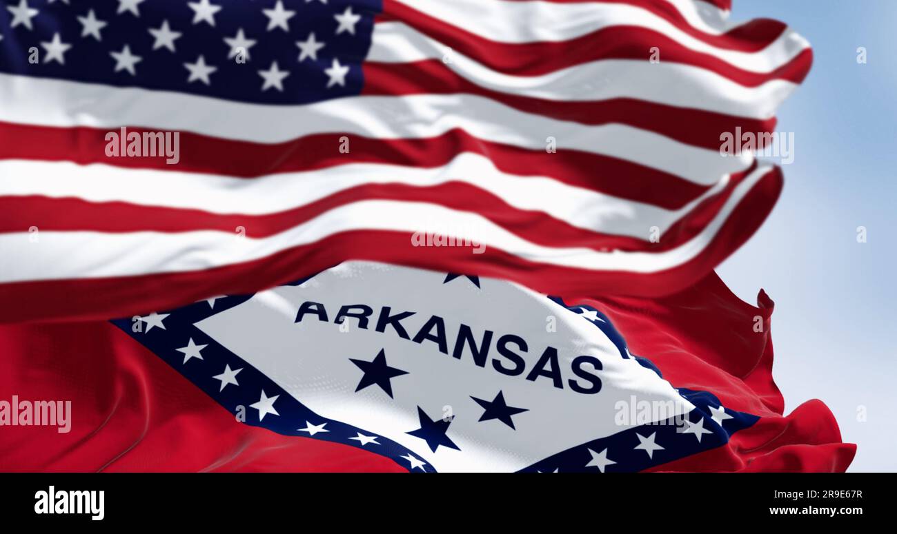 Les drapeaux de l'État de l'Arkansas agitant avec le drapeau national des États-Unis d'Amérique un jour clair. Tissu de fluttering. 3d rendu d'illustration Banque D'Images