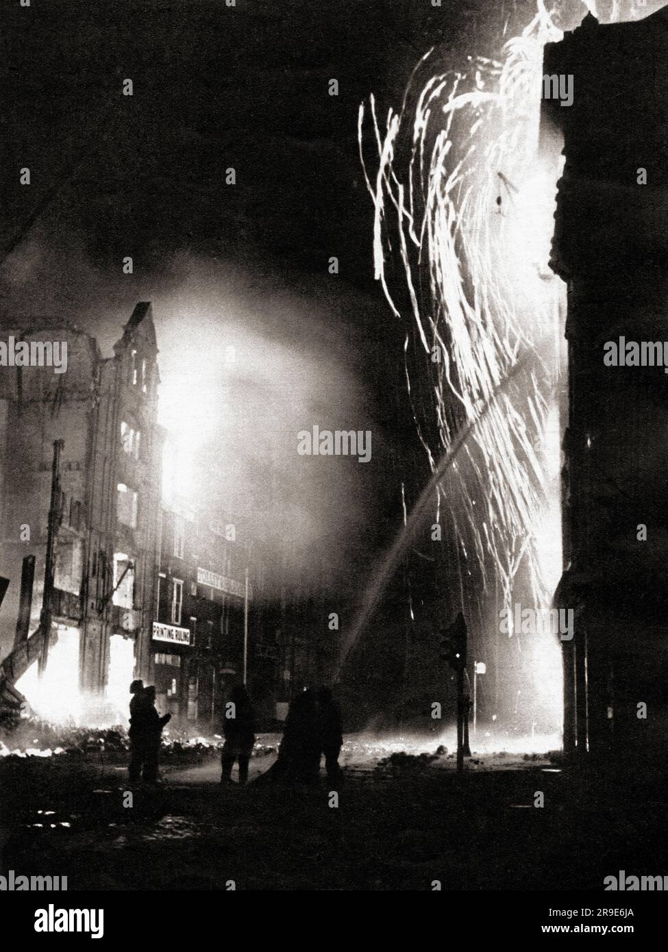 Pompiers luttant contre les incendies causés par des bombes incendiaires qui sont tombées dans Southwark Street, Londres, 16th avril 1941 pendant la Seconde Guerre mondiale. De Front Line 1940-41, publié en 1942 Banque D'Images