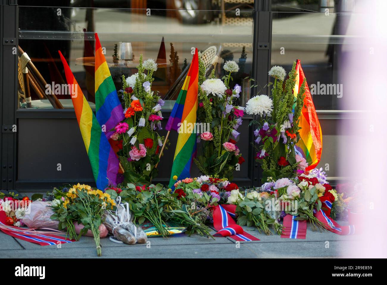 Oslo 20230625.beaucoup de fleurs dans le cadre de la commémoration du 25 juin de l'attentat terroriste contre l'événement Pride en 2022. Photo: Frederik Ringnes / NTB Banque D'Images