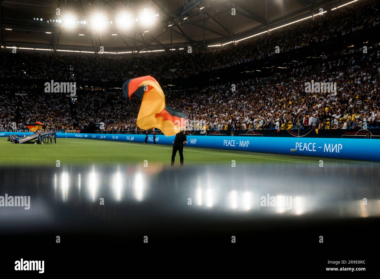 Gelsenkirchen, Veltins Arena, 20.06.23: Le drapeau allemand est agité avant le match amical entre l'Allemagne et la Colombie. Banque D'Images