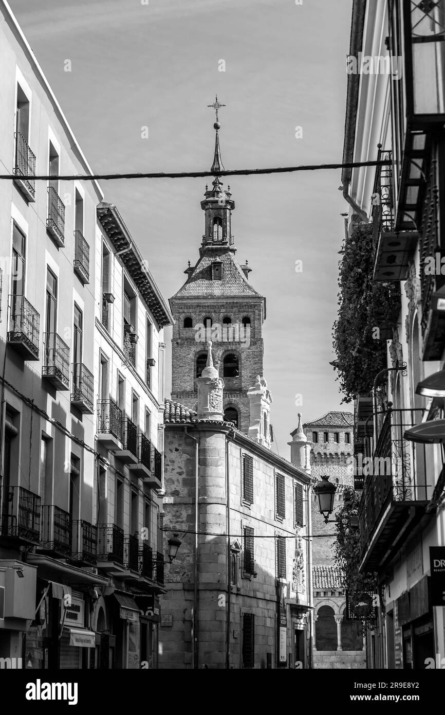 Ségovie, Espagne - 18 février 2022 : église médiévale de San Martin fondée au 12th siècle et ajoutée à plus de centaines d'années dans différents styles. Banque D'Images