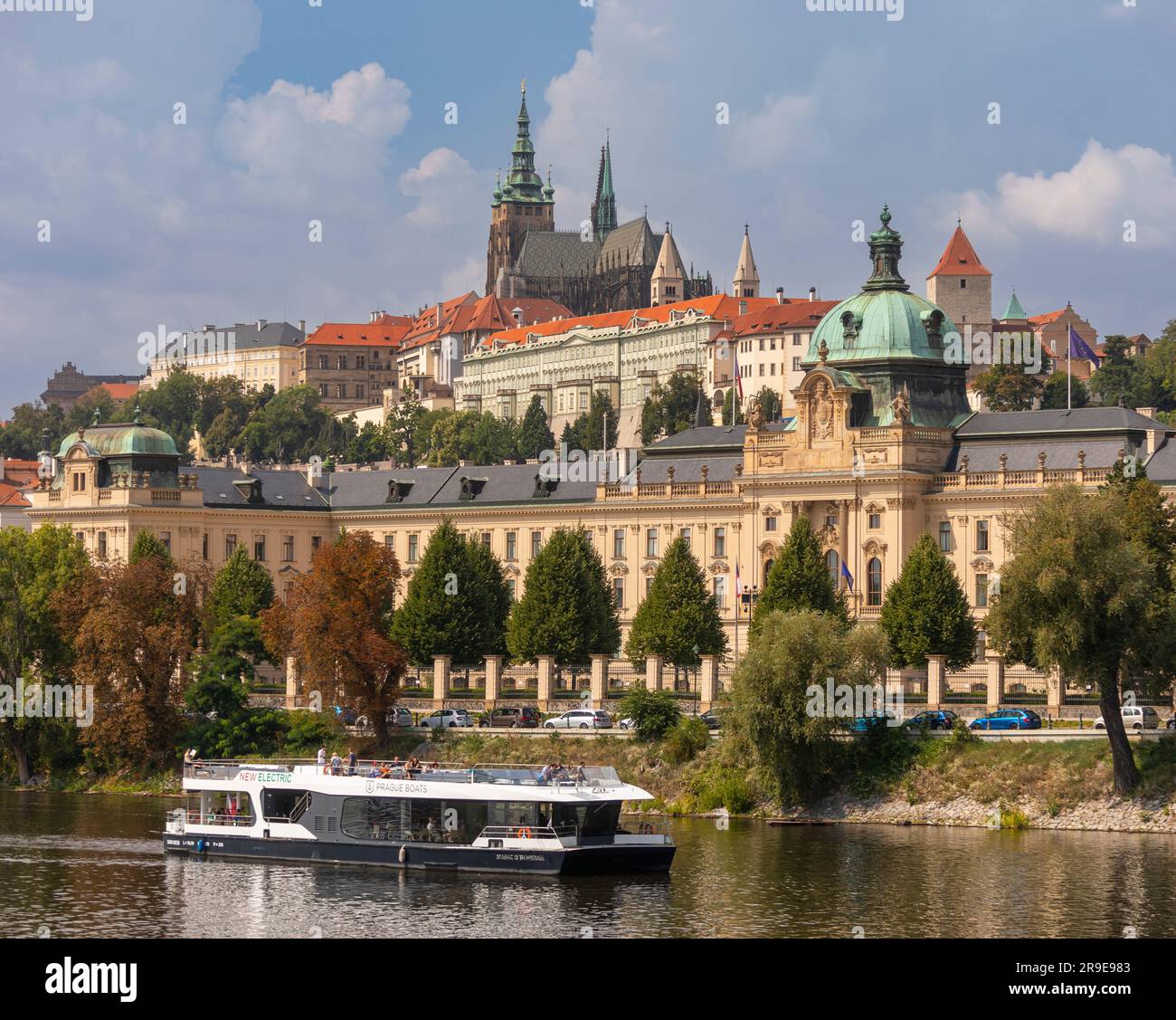 PRAGUE, RÉPUBLIQUE TCHÈQUE, EUROPE - une croisière en bateau sur la Vltava passe devant le bâtiment de l'Académie Straka, le bureau du gouvernement de la République tchèque. Au-dessus du Banque D'Images