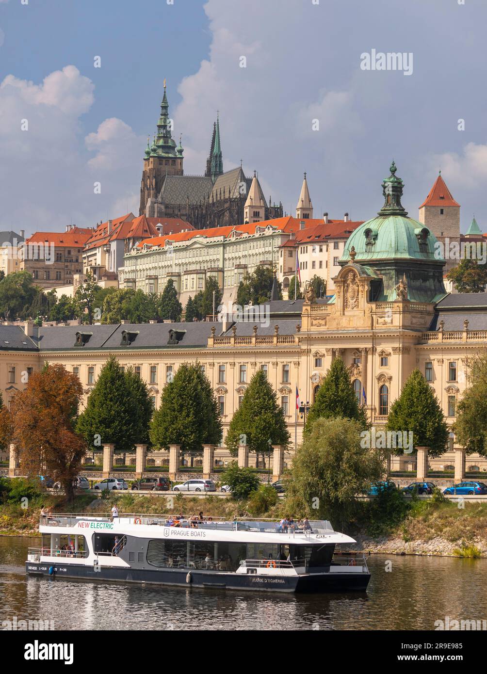 PRAGUE, RÉPUBLIQUE TCHÈQUE, EUROPE - une croisière en bateau sur la Vltava passe devant le bâtiment de l'Académie Straka, le bureau du gouvernement de la République tchèque. Au-dessus du Banque D'Images