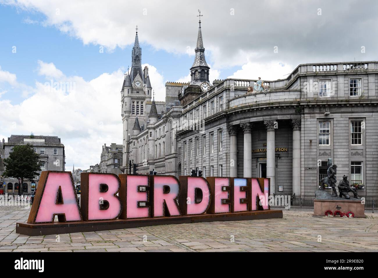 Aberdeen Scotland UK - centre-ville panneau touristique éclairé sur Castlegate avec Union Street derrière Banque D'Images
