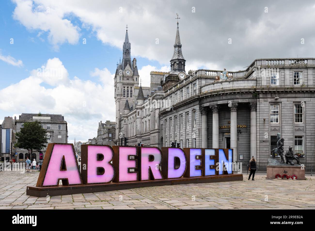 Aberdeen Scotland UK - centre-ville panneau touristique éclairé sur Castlegate avec Union Street derrière Banque D'Images