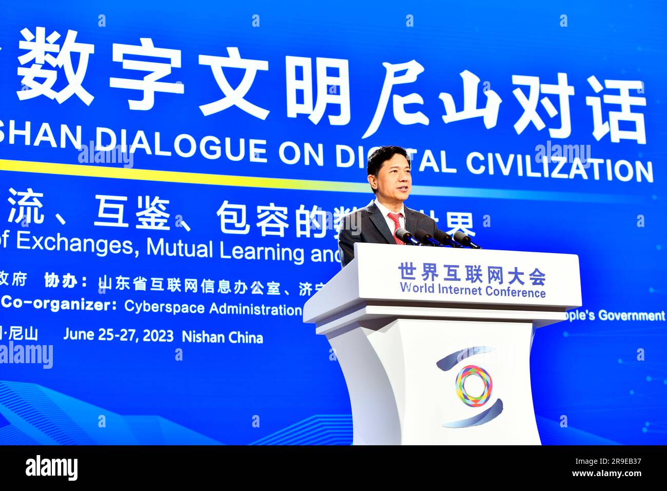 Qufu, province chinoise de Shandong. 26th juin 2023. Li Yanhong, président et chef de la direction de Baidu, prononce un discours lors de la Conférence mondiale sur l'Internet dialogue nishan sur la civilisation numérique à Qufu, dans la province de Shandong, en Chine orientale, au 26 juin 2023. Thème "l'ère de l'IA: Construire un monde numérique d'échanges, d'apprentissage mutuel et d'inclusion", le dialogue a invité plusieurs centaines de représentants de haut niveau des départements gouvernementaux, des secteurs d'affaires, et des institutions universitaires et de recherche dans le monde entier à assister à l'événement en personne ou par liaison vidéo. Credit: Guo Xulei/Xinhua/Alamy Live News Banque D'Images