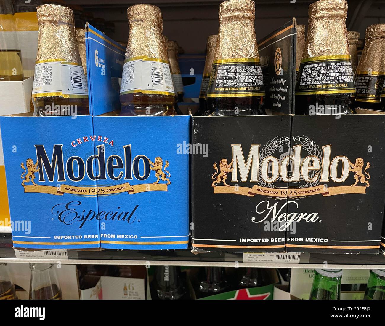 Bière en bouteille en vente à l'épicerie d'Agostino à New York, États-Unis, 2023 Banque D'Images