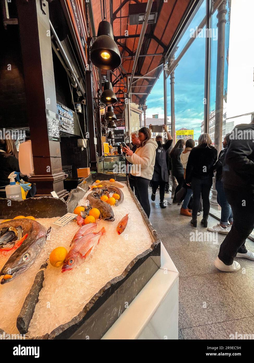 Madrid, Espagne - 19 FÉVRIER 2022 : le marché couvert du Mercado de San Miguel est situé à Madrid, Espagne. Construit en 1916, rénové et rouvert Banque D'Images