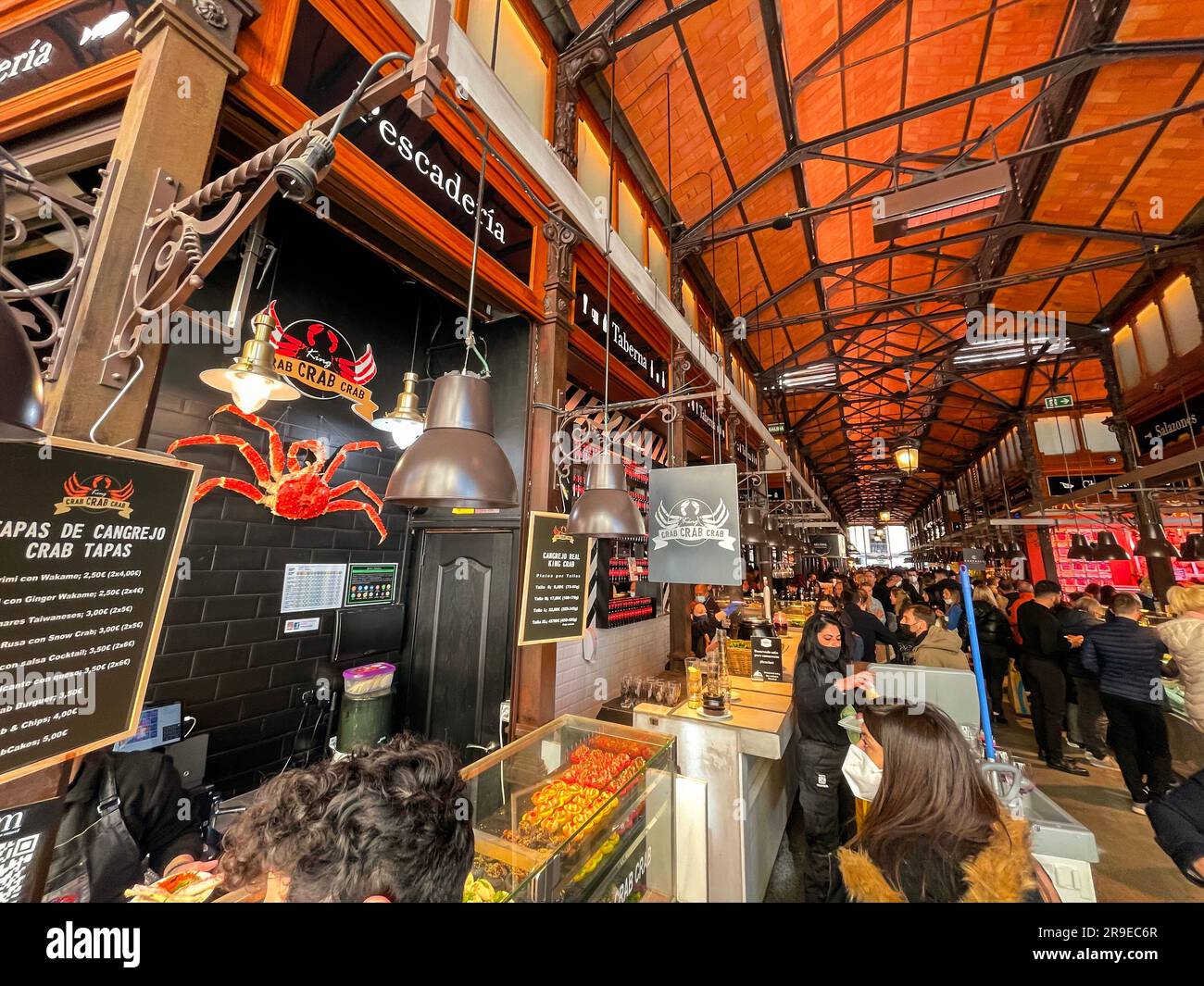 Madrid, Espagne - 19 FÉVRIER 2022 : le marché couvert du Mercado de San Miguel est situé à Madrid, Espagne. Construit en 1916, rénové et rouvert Banque D'Images