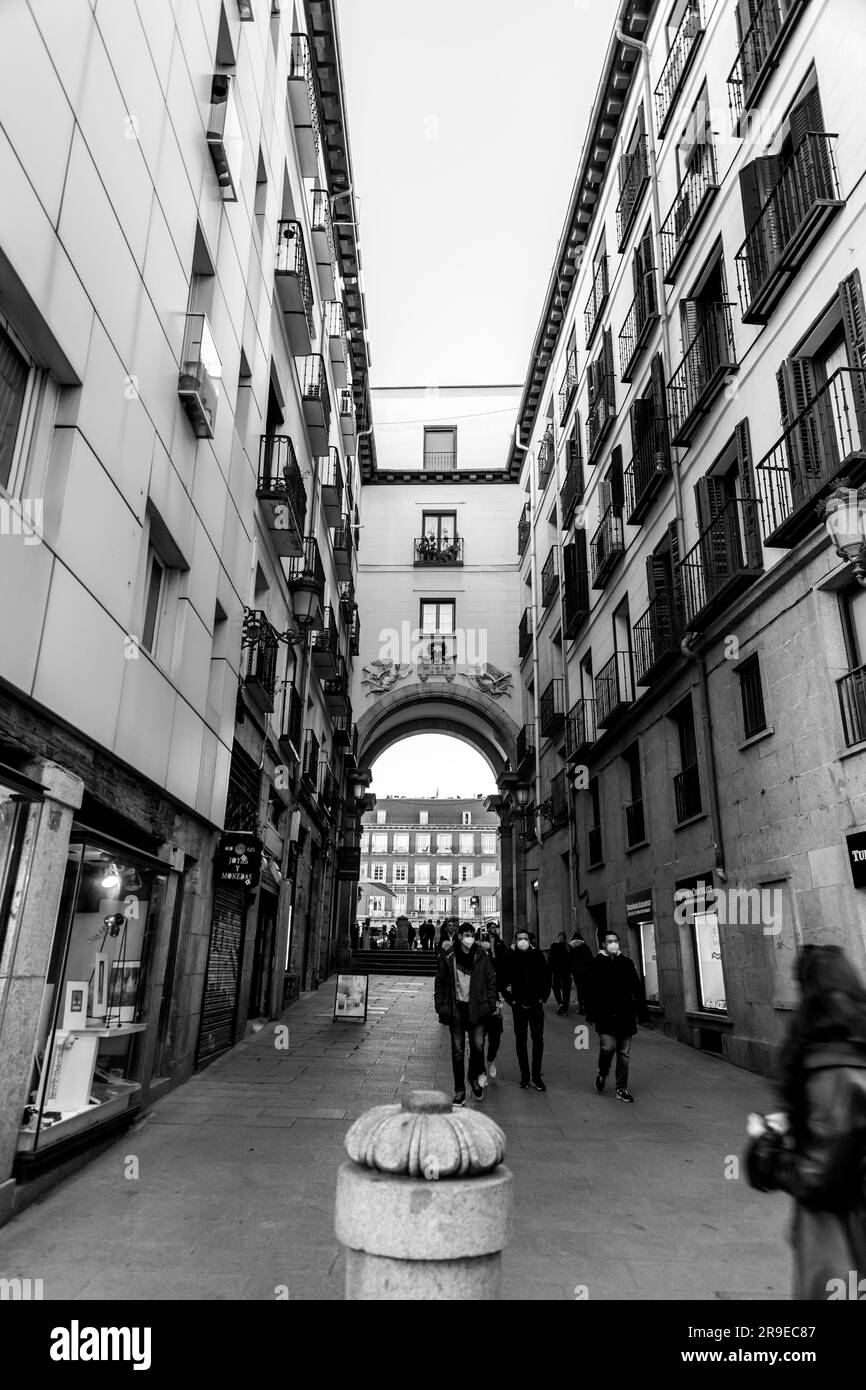 Madrid, Espagne - 19 FÉVRIER 2022 : vue sur la ville depuis la Plaza Mayor, la place de la ville, un grand espace public au coeur de Madrid, la capitale de l'Espagne. Banque D'Images