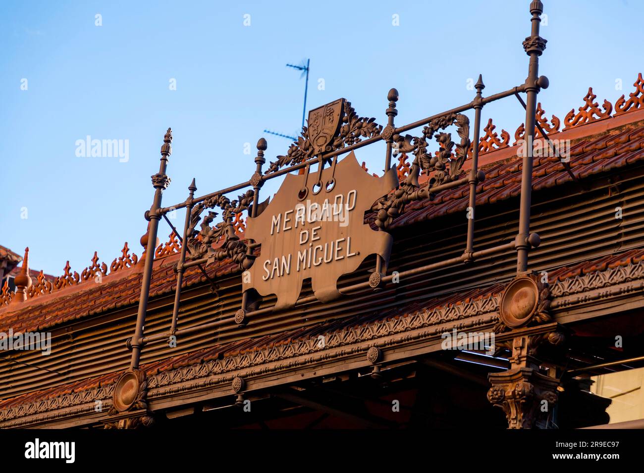 Madrid, Espagne - 19 FÉVRIER 2022 : le marché couvert du Mercado de San Miguel est situé à Madrid, Espagne. Construit en 1916, rénové et rouvert Banque D'Images