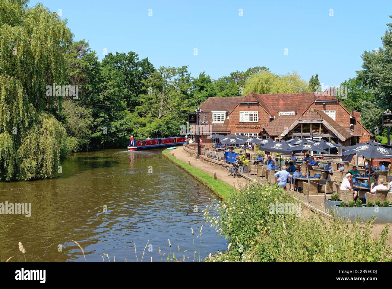 Un pub animé Anchor près de Pyrford Lock lors d'une journée ensoleillée d'été au bord du canal de navigation de Wey, Surrey Angleterre Royaume-Uni Banque D'Images