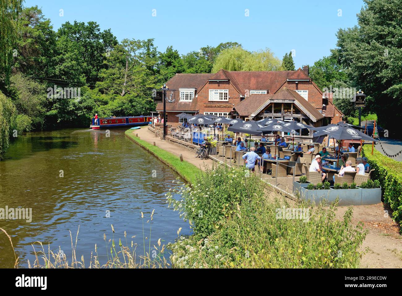 Un pub animé Anchor près de Pyrford Lock lors d'une journée ensoleillée d'été au bord du canal de navigation de Wey, Surrey Angleterre Royaume-Uni Banque D'Images