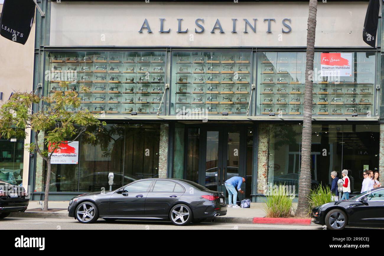 Détaillant de mode britannique AllSaints magasin avant avec un affichage de machines à coudre antiques Rodeo Drive Los Angeles Californie États-Unis Banque D'Images