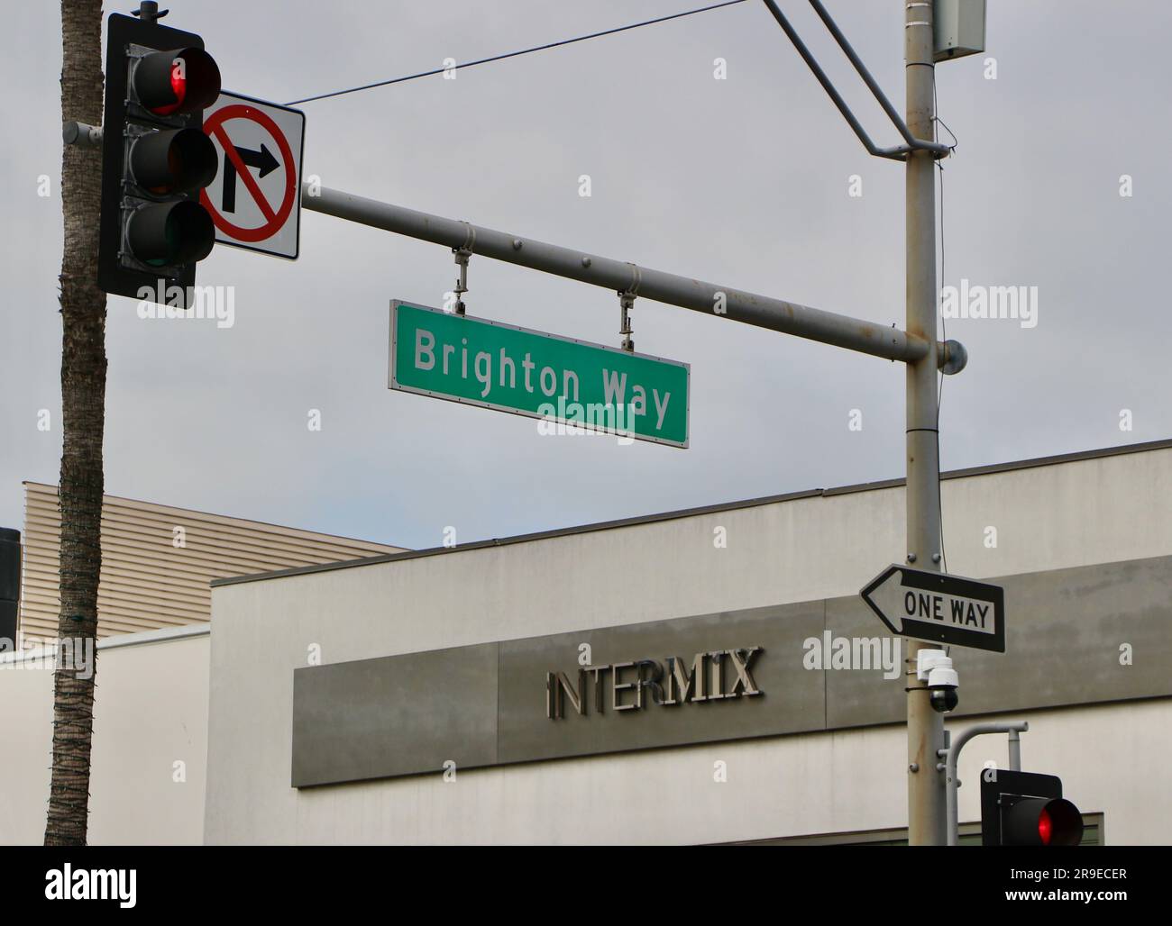 Intersection Brighton Way avec Rodeo Drive feux de circulation et panneaux routiers et enseigne de mode Intermix Beverly Hills Los Angeles Californie États-Unis Banque D'Images
