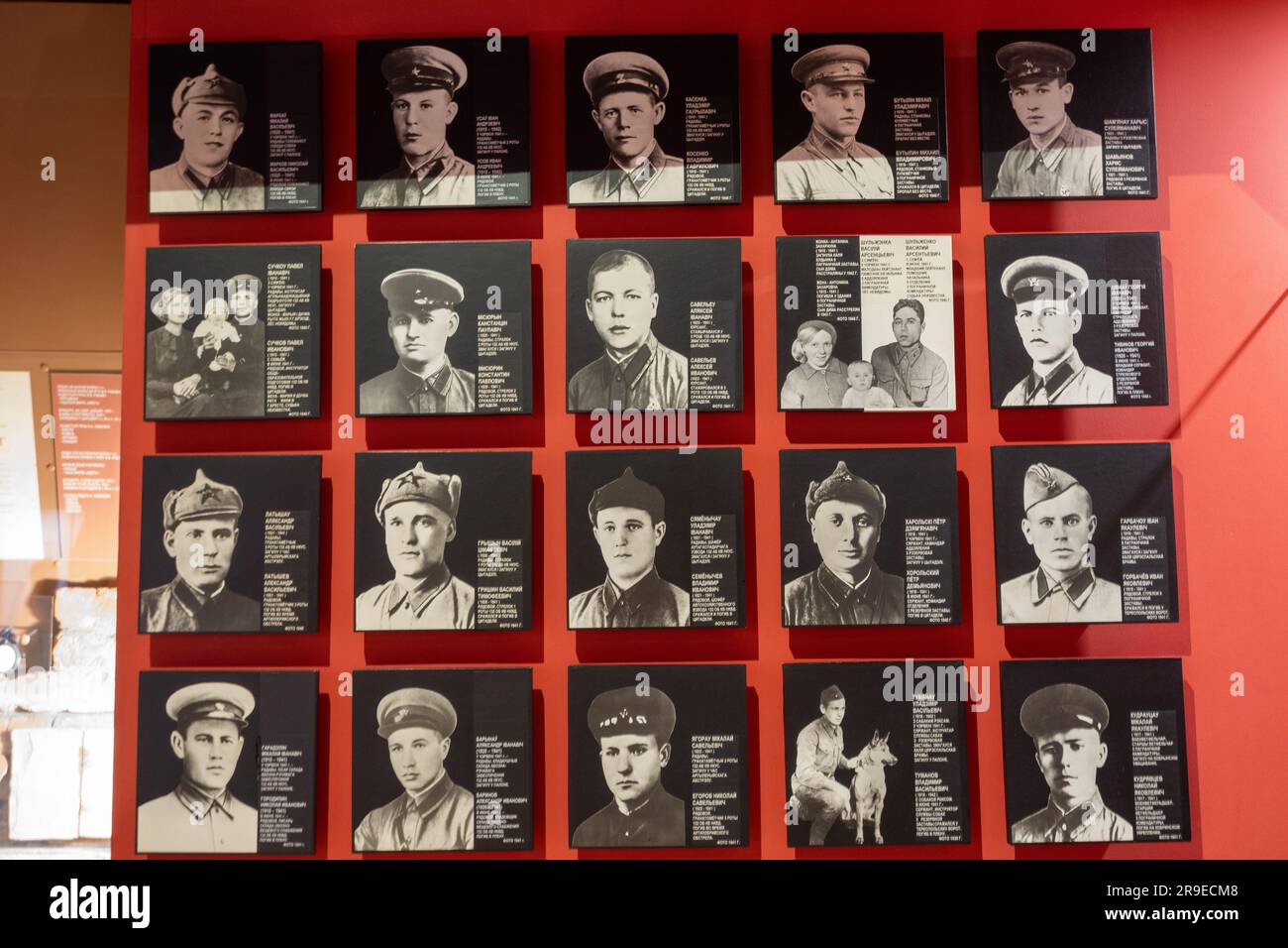 Brest, Bélarus - 14 avril 2023 : photos de l'ancien musée des participants de la Seconde Guerre mondiale sur le mur rouge Banque D'Images