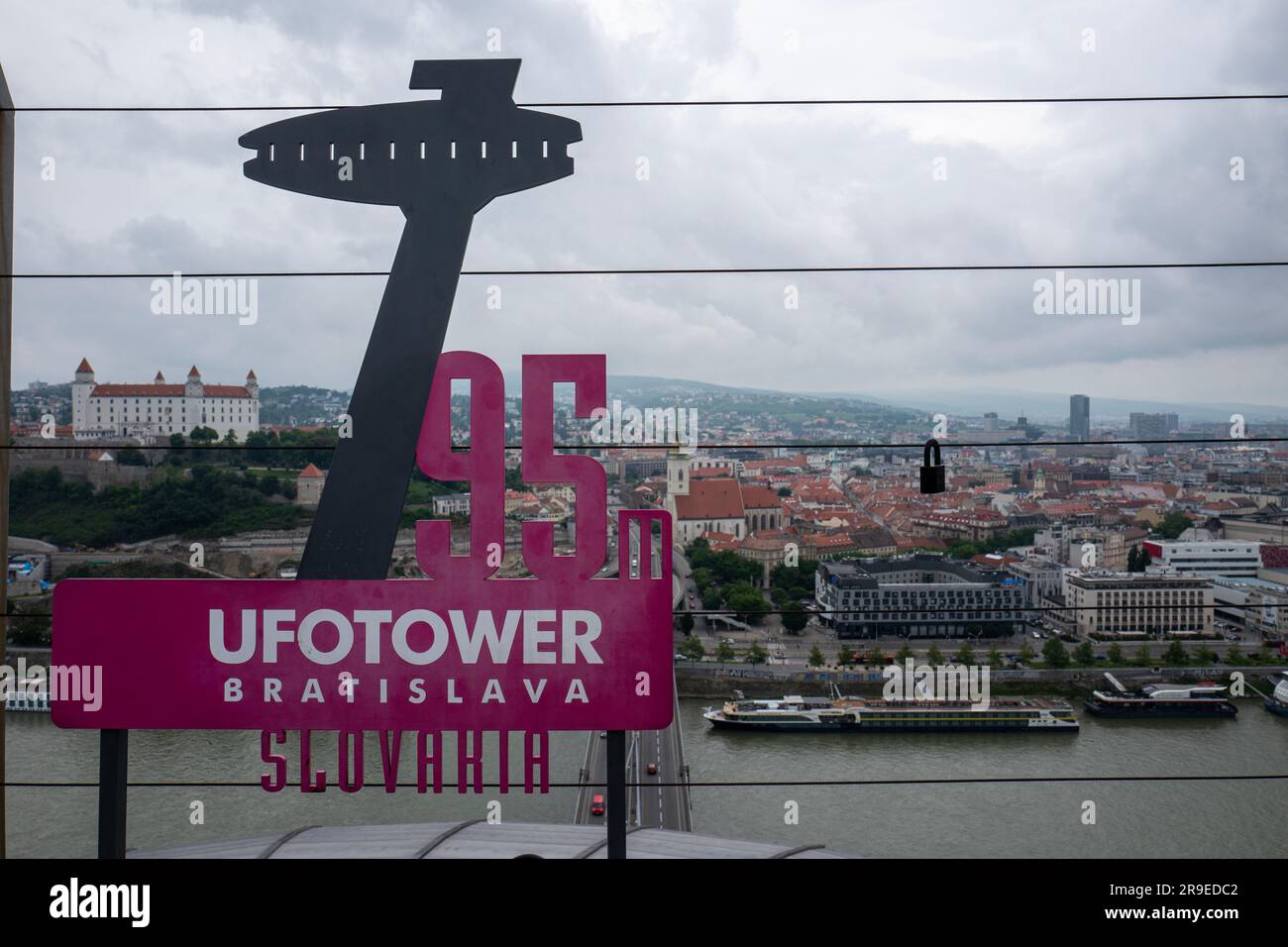 Pont OVNI Tower sur le Danube avec vue sur Bratislava, Slovaquie Banque D'Images