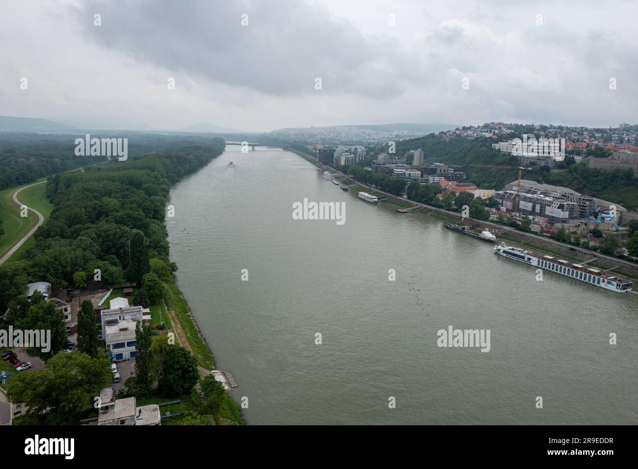 Pont OVNI Tower sur le Danube avec vue sur Bratislava, Slovaquie Banque D'Images