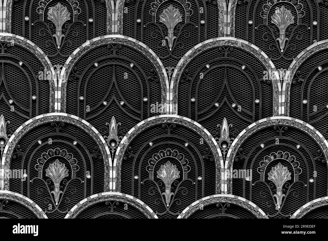 Porte européenne de style art déco avec ornements en écaillée de poissons de couleur or, détails architecturaux de Madrid, Espagne Banque D'Images
