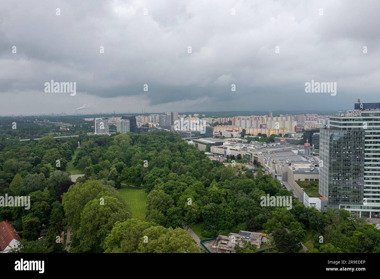 Pont OVNI Tower sur le Danube avec vue sur Bratislava, Slovaquie Banque D'Images