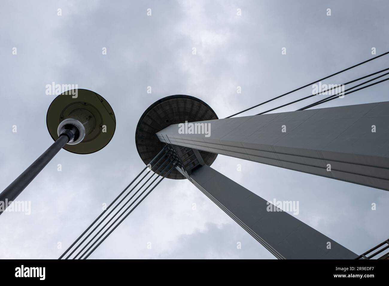Pont OVNI Tower sur le Danube avec vue sur Bratislava, Slovaquie Banque D'Images