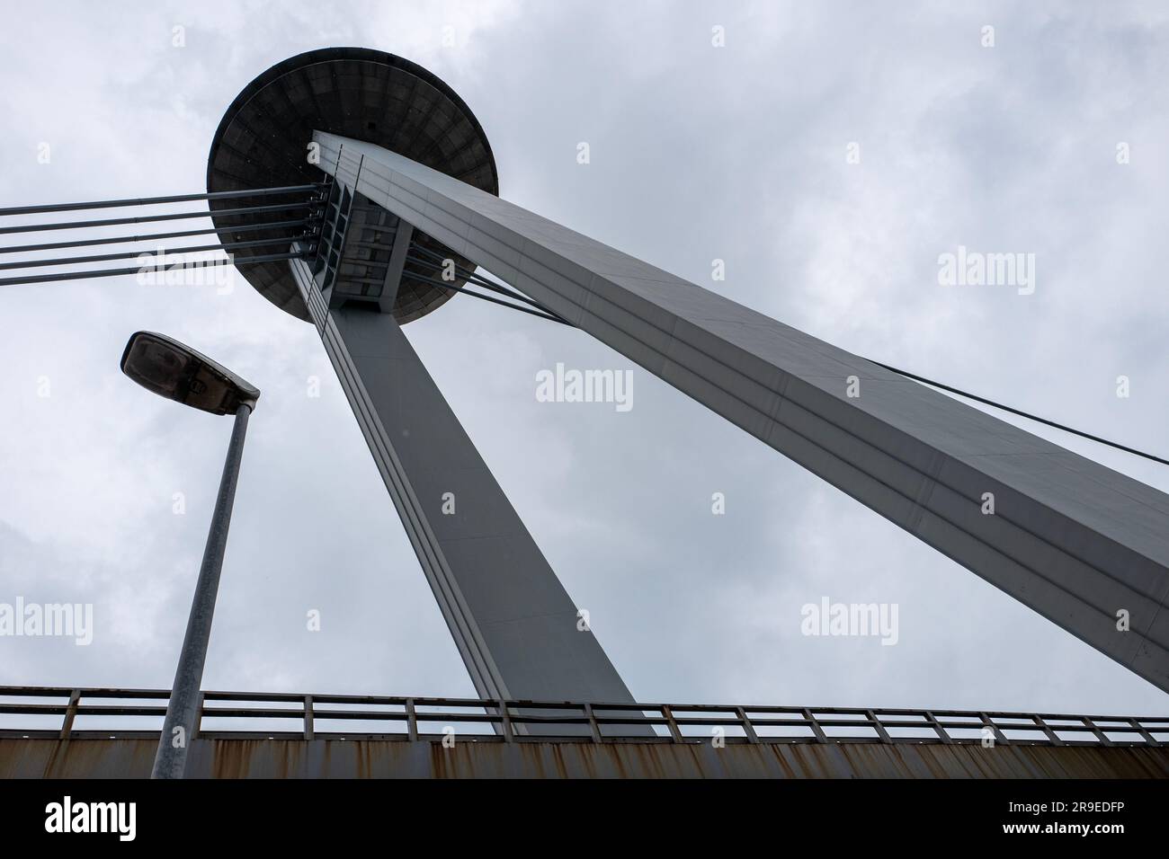 Pont OVNI Tower sur le Danube avec vue sur Bratislava, Slovaquie Banque D'Images