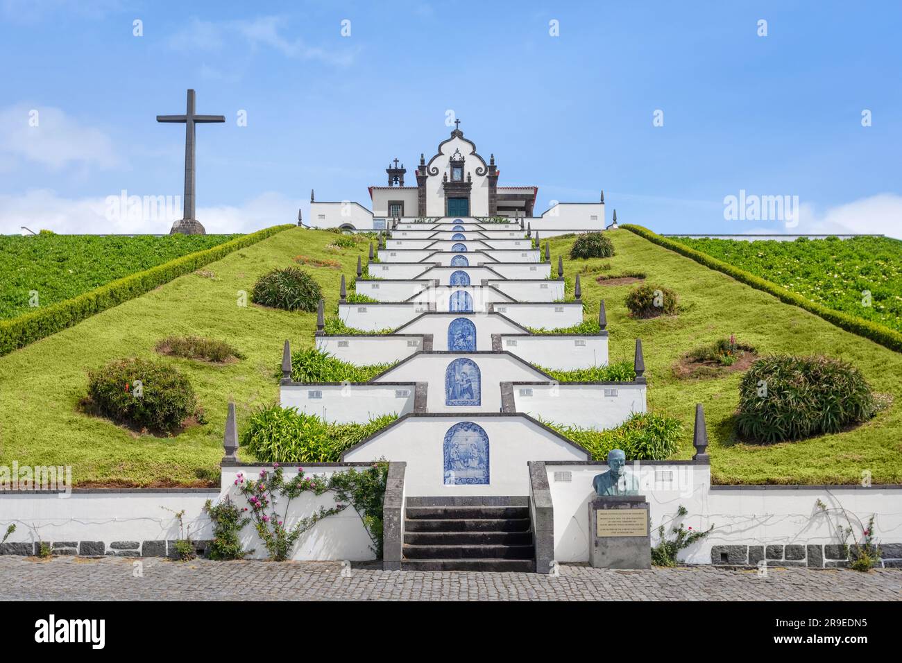 Vila Franca do Campo, Açores, Portugal - 21 mai 2018: Ermida de Nossa Senhora da Paz - chapelle blanche sur une colline avec vue panoramique, construite dans le Banque D'Images